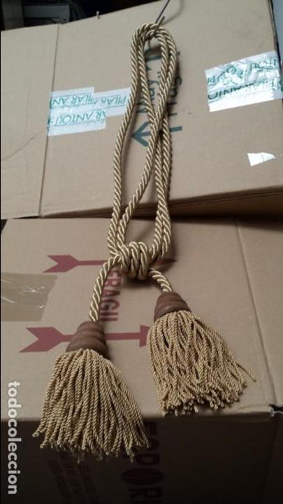 Antig&uuml;edades: Cordon y ponpones para recojer las cortinas.