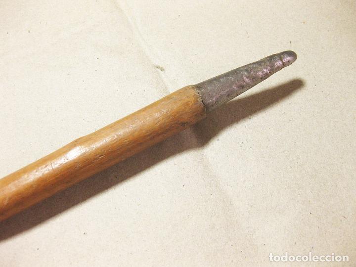 Antig&uuml;edades: Bast&oacute;n en madera ligera. Contera de hierro. - Foto 3