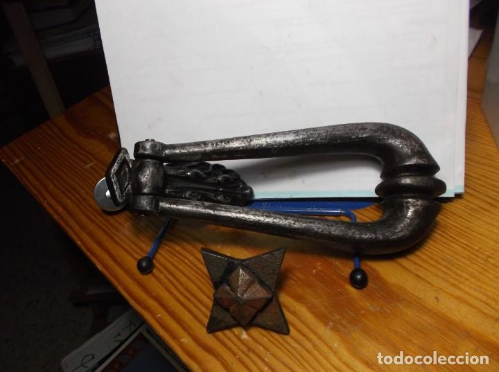 Antig&uuml;edades: (6) ALDABA - LLAMADOR DE HIERRO PARA PORTON DE MADERA. - ANTIGUO.