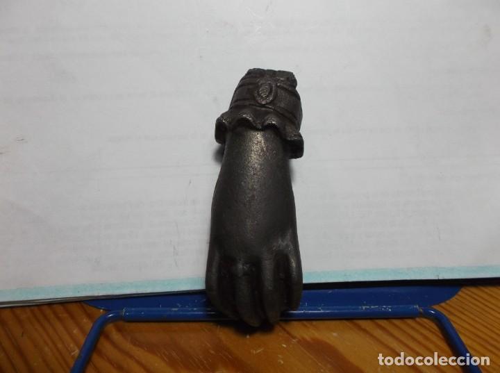 Antig&uuml;edades: (2) ALDABA - LLAMADOR DE HIERRO (MANO) PARA PISAPAPELES - ANTIGUO.