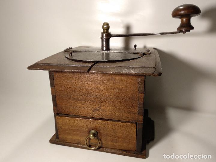 Antig&uuml;edades: ANTIGUO MOLINILLO DE CAF&Eacute; EN HIERRO Y MADERA SIGLO XIX.