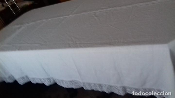 Antig&uuml;edades: ANTIGUO MANTEL DE ALGODON BLANCO EN ENCAJE - Foto 6