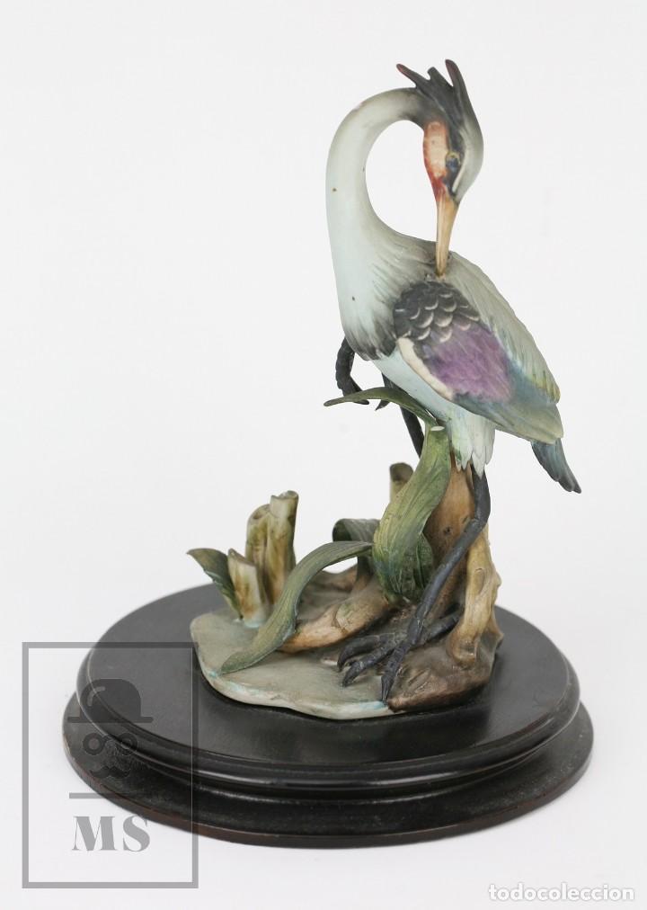 Antiques: Figura de Porcelana Biscuit sobre Base de Madera - Garza - Restauraci&oacute;n - Medidas 16 x 16 x 22 cm
