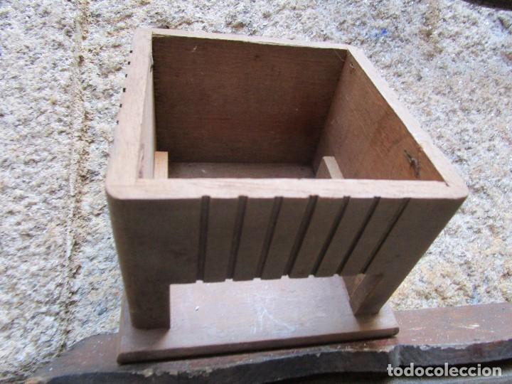 Antig&uuml;edades: ANTIGUO ARMAZON MADERA PARA MOLINILLA DE CAFE Y DE MANO - HUECO INTERIOR 9.8*9.8CM, EXCELENTE.