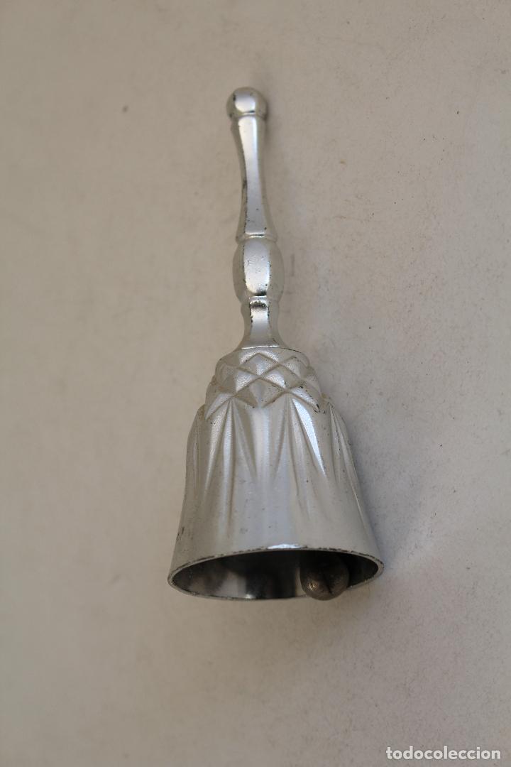 Antig&uuml;edades: campana plateada - Foto 1