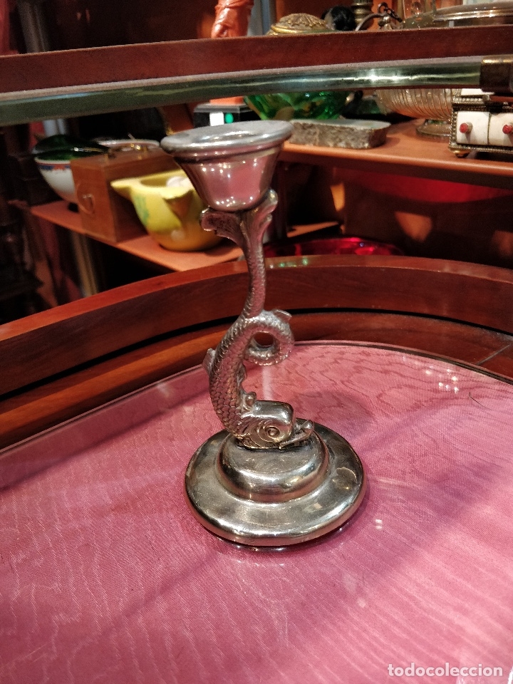 Antig&uuml;edades: Candelero de metal plateado con pez. - Foto 1