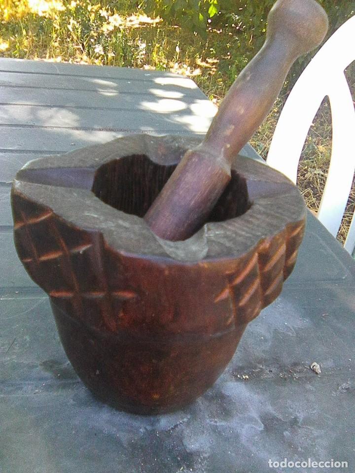 Antiquit&auml;ten: almirez espa&ntilde;ol labrado en madera - 11 + 16 cms cada pieza - 11 cms de ancho