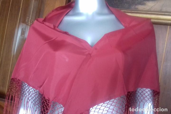 Antig&uuml;edades: MANTON DE PICO ROJO CON FLECOS. SIN ESTRENAR. - Foto 2