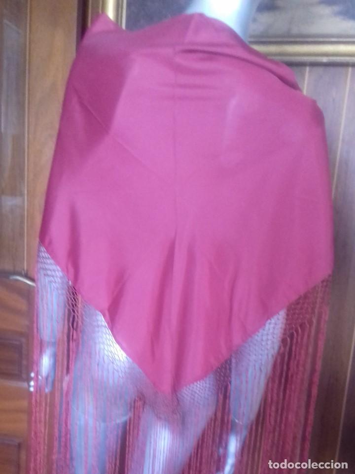 Antig&uuml;edades: MANTON DE PICO ROJO CON FLECOS. SIN ESTRENAR. - Foto 3
