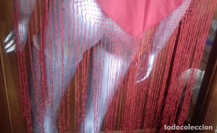 Antig&uuml;edades: MANTON DE PICO ROJO CON FLECOS. SIN ESTRENAR. - Foto 4