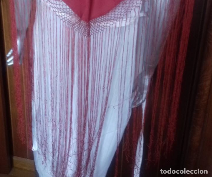 Antig&uuml;edades: MANTON DE PICO ROJO CON FLECOS. SIN ESTRENAR. - Foto 9
