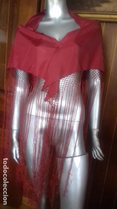 Antig&uuml;edades: MANTON DE PICO ROJO CON FLECOS. SIN ESTRENAR. - Foto 1