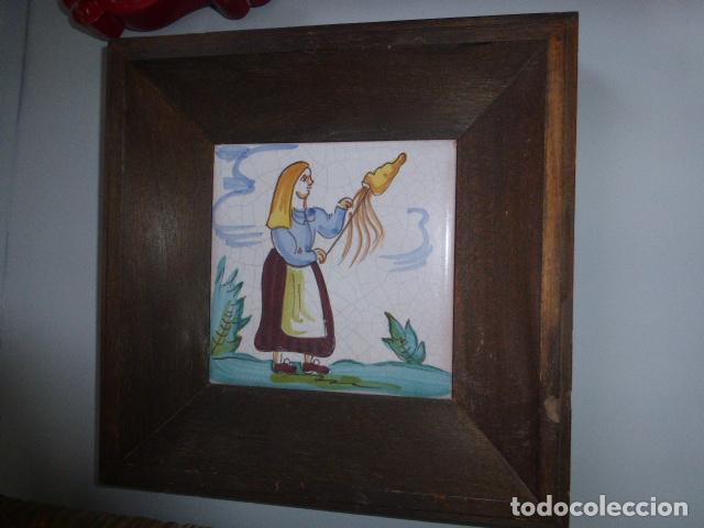 Antig&uuml;edades: ANTIGUO AZULEJO PINTADO A MANO Y ENMARCADO