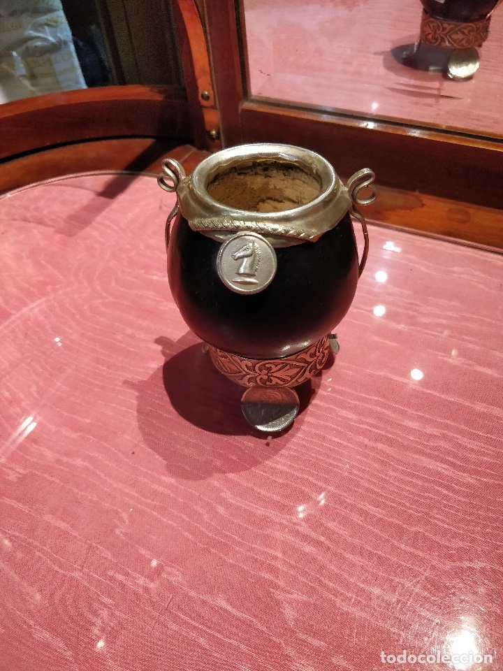 Oggetti Antichi: Vaso para mate con monedas de 1 peso. 5 cms. di&aacute;metro boca x 10.5 cms. altura.