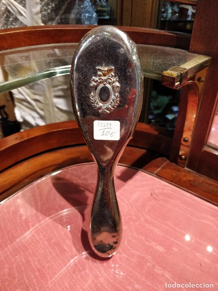 Antig&uuml;edades: Antiguo cepillo plateado para ropa. - Foto 1