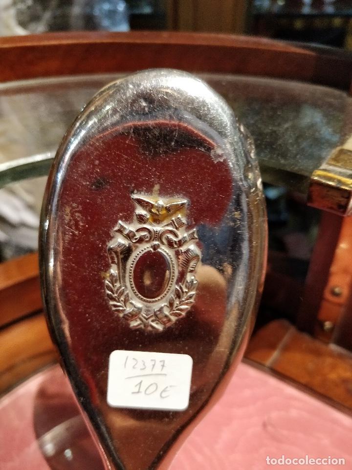 Antig&uuml;edades: Antiguo cepillo plateado para ropa. - Foto 2
