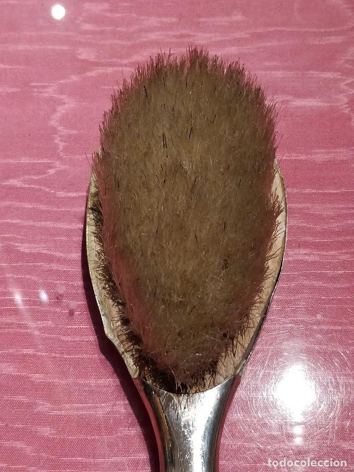 Antig&uuml;edades: Antiguo cepillo plateado para ropa. - Foto 3
