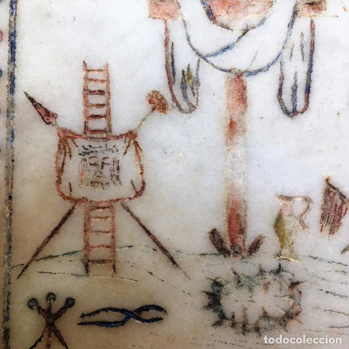Antig&uuml;edades: Placa de alabastro con los s&iacute;mbolos de la Pasi&oacute;n - Foto 4