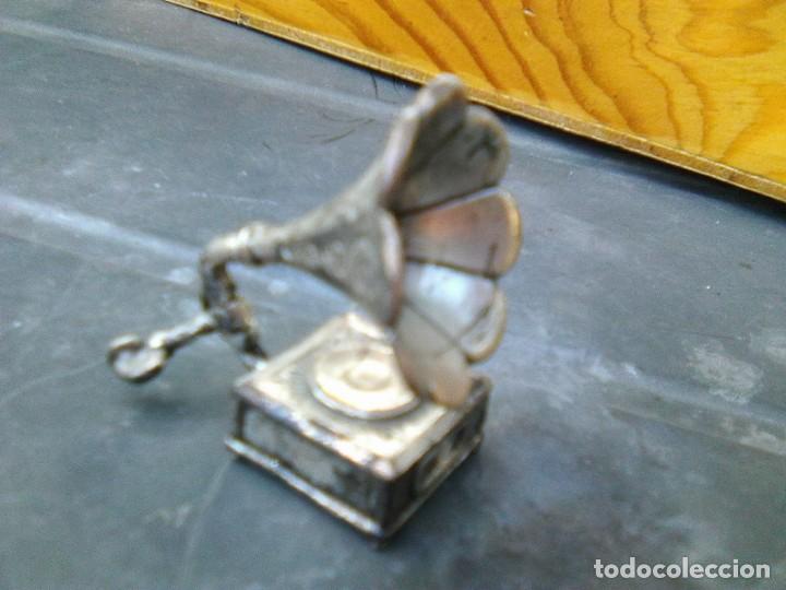 Antig&uuml;edades: miniatura ba&ntilde;o de plata - Gramofono - Foto 2
