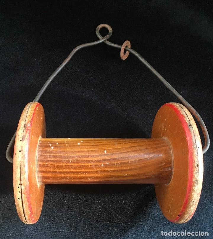 Antiguidades: ANTIGUO SOPORTE PARA PAPEL HIGIENICO, DE MADERA Y ALAMBRE.