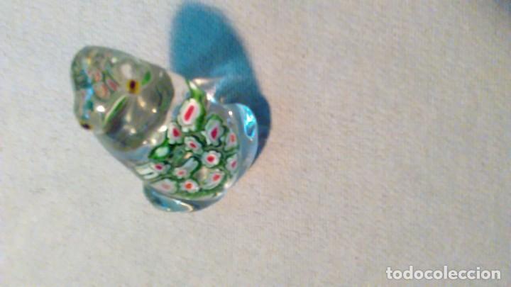 Antig&uuml;edades: Figura de cristal en forma de rana, transparente con flores en el interior