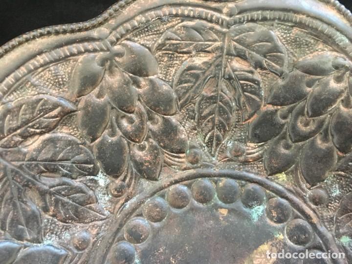 Antig&uuml;edades: CENTRO DE MESA O FRUTERO, EN PLANCHA DE BRONCE REPUJADA - Foto 3