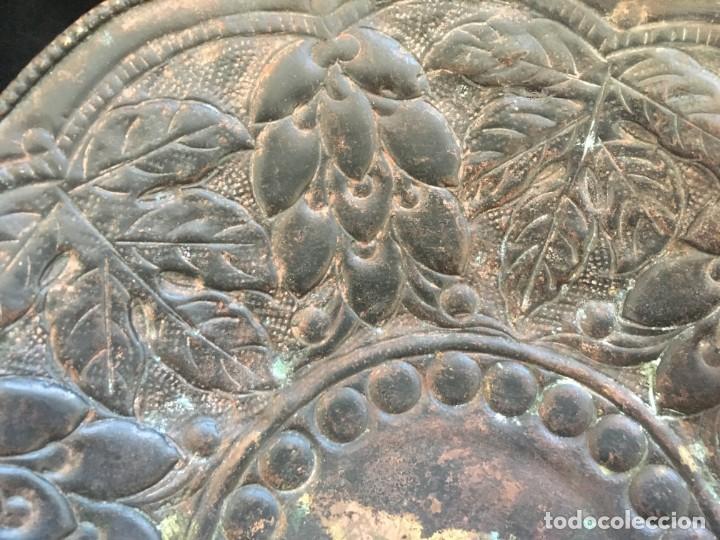 Antig&uuml;edades: CENTRO DE MESA O FRUTERO, EN PLANCHA DE BRONCE REPUJADA - Foto 4