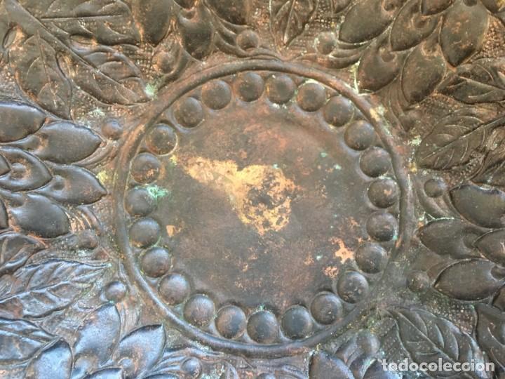 Antig&uuml;edades: CENTRO DE MESA O FRUTERO, EN PLANCHA DE BRONCE REPUJADA - Foto 5