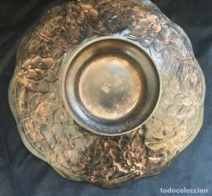 Antig&uuml;edades: CENTRO DE MESA O FRUTERO, EN PLANCHA DE BRONCE REPUJADA - Foto 6