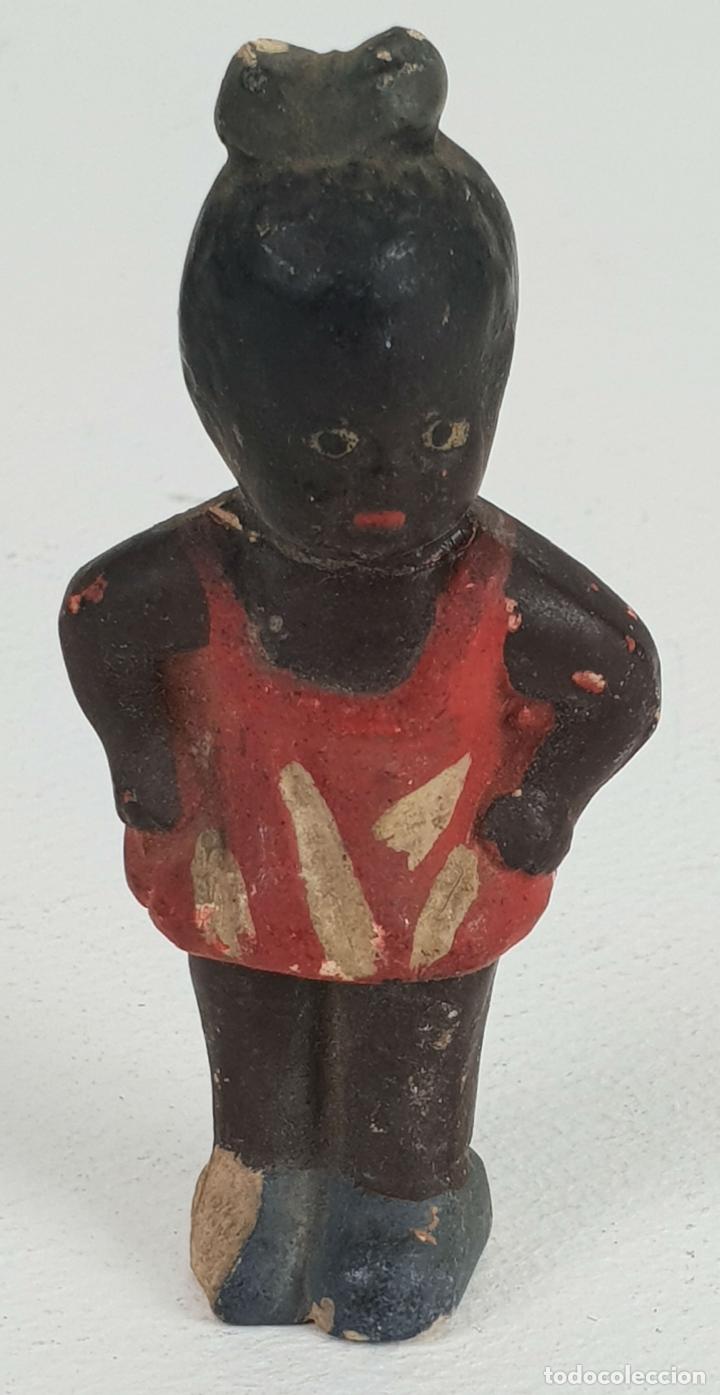 Antig&uuml;edades: NI&Ntilde;A DE COLOR. FIGURA DE ESTUCO POLICROMADO A MANO. CIRCA 1930.