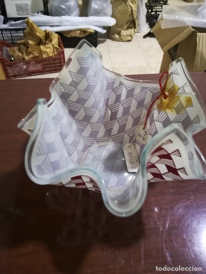 Antig&uuml;edades: FLORERITO EN FORMA DE PA&Ntilde;UELO DE CRISTAL - Foto 2