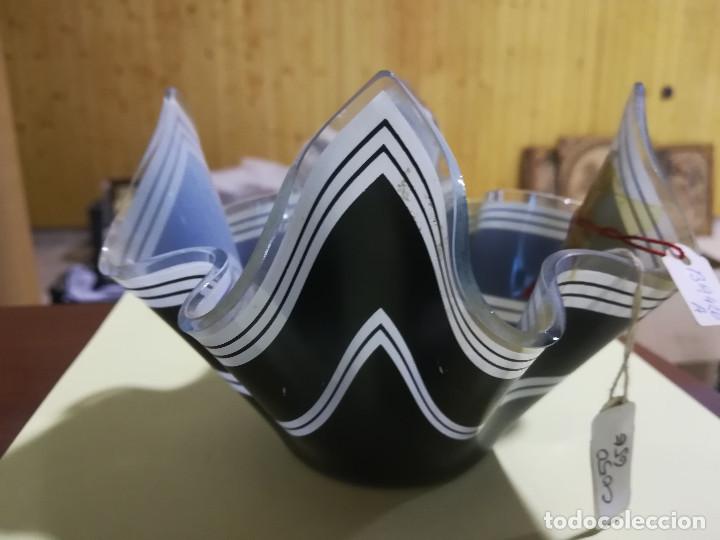 Antig&uuml;edades: FLORERITO EN FORMA DE PA&Ntilde;UELO DE CRISTAL - Foto 1