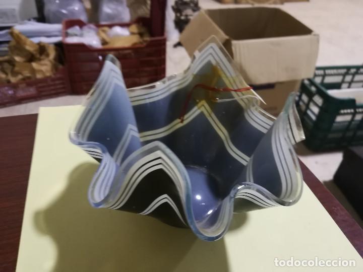 Antig&uuml;edades: FLORERITO EN FORMA DE PA&Ntilde;UELO DE CRISTAL - Foto 2