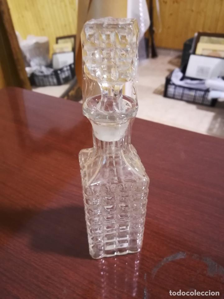 Antig&uuml;edades: BOTELLITA DE CRISTAL MOLDADO - Foto 1