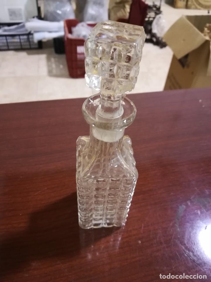 Antig&uuml;edades: BOTELLITA DE CRISTAL MOLDADO - Foto 2