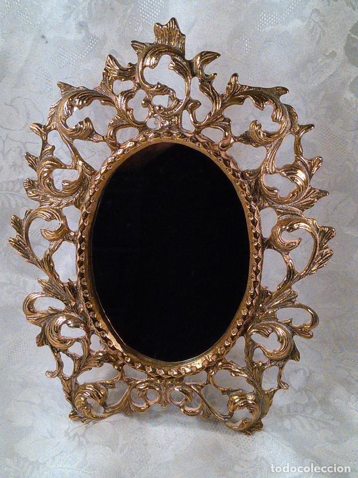 Antig&uuml;edades: ESPEJO OVALADO DE SOBREMESA NAPOLE&Oacute;N III EN BRONCE CALADO Y CINCELADO. S. XIX.