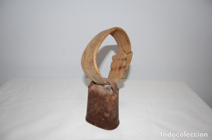 Antig&uuml;edades: Cencerro con collar de madera - Foto 3