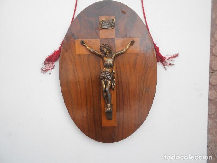 Antig&uuml;edades: crucifijo sobre madera - Foto 1