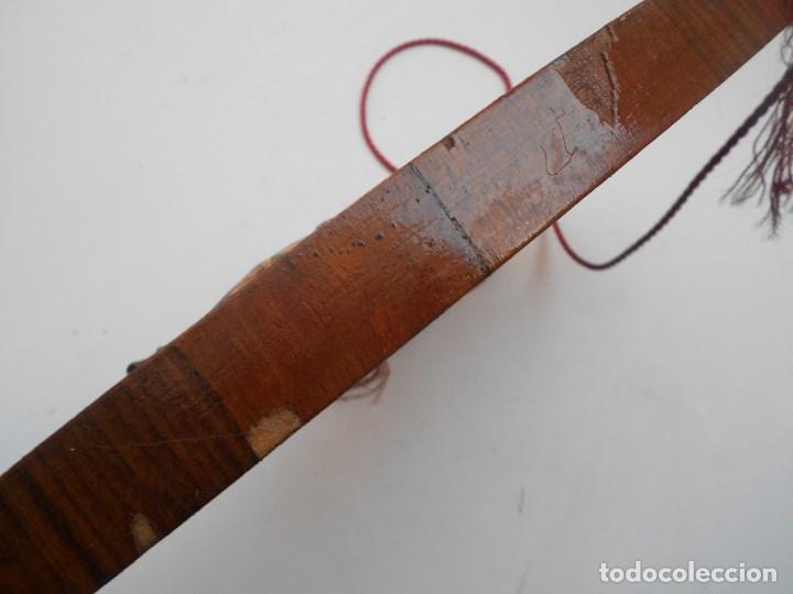 Antig&uuml;edades: crucifijo sobre madera - Foto 5