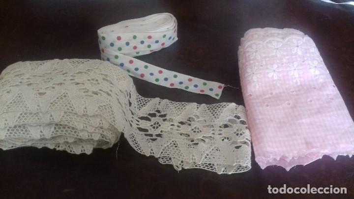 Antig&uuml;edades: LOTE DE ENTREDOS DE ENCAJE, TIRA BORDADA Y TAPACOSTURA.