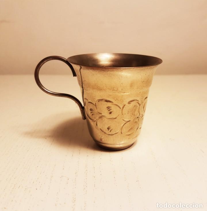 Antig&uuml;edades: VASO CON ASA DE LAT&Oacute;N PLATEADO Y REPUJADO