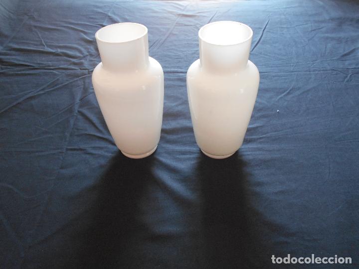 Antig&uuml;edades: BONITA PAREJA DE JARRONES BLANCOS DE OPALINA - Foto 2