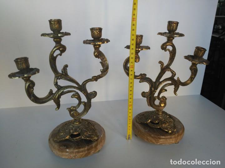 Antig&uuml;edades: Pareja de candelabros de bronce - Foto 1