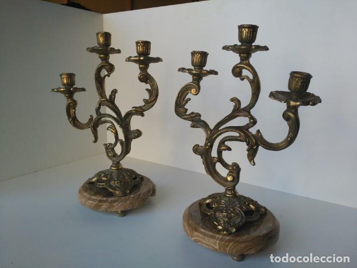 Antig&uuml;edades: Pareja de candelabros de bronce - Foto 2