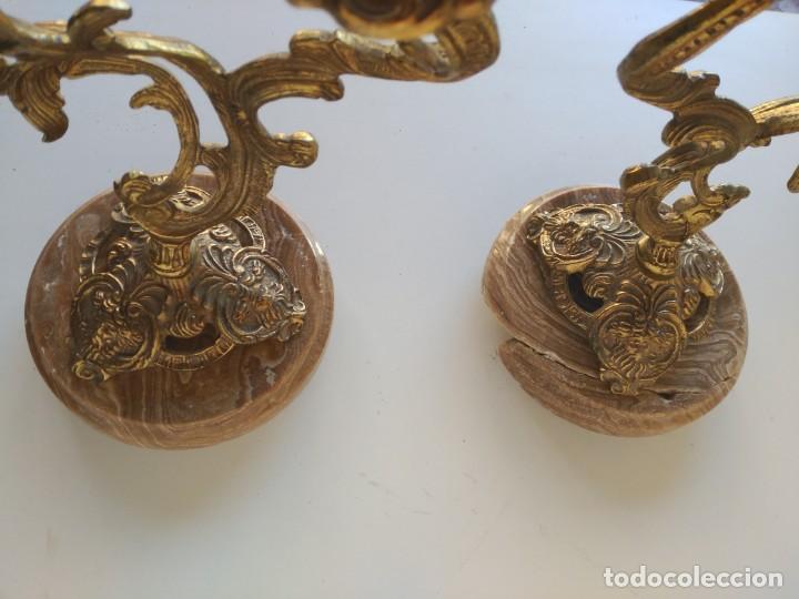 Antig&uuml;edades: Pareja de candelabros de bronce - Foto 3