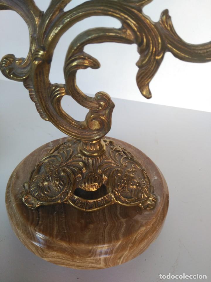 Antig&uuml;edades: Pareja de candelabros de bronce - Foto 4