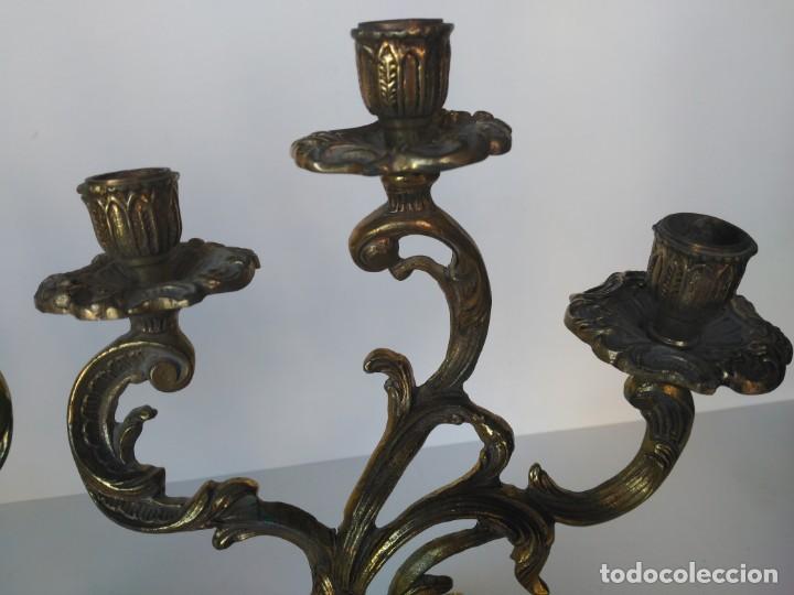 Antig&uuml;edades: Pareja de candelabros de bronce - Foto 5