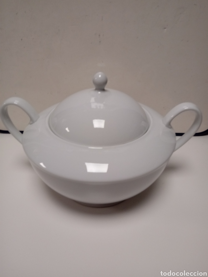 Antig&uuml;edades: Sopera de porcelana blanca - Foto 1