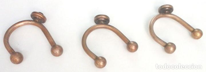 Antiguidades: 3 SOPORTES MET&Aacute;LICOS DE PERCHA