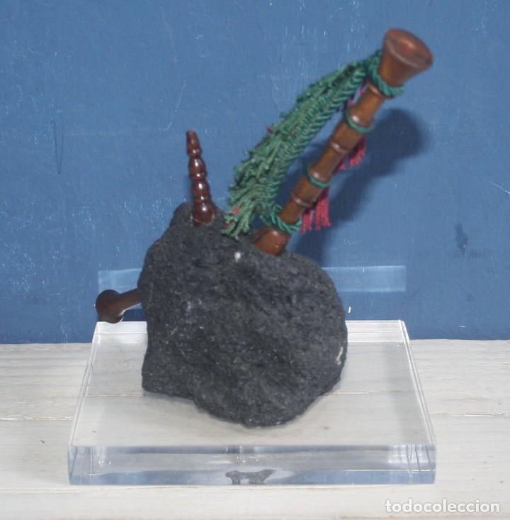 Antig&uuml;edades: Gaita en madera y &iquest;piedra p&oacute;mez? - Foto 2